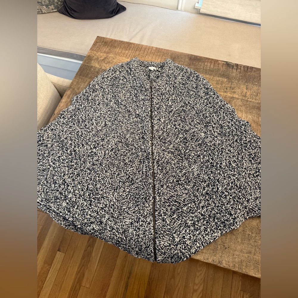LL Bean Signature XS/S Black and White Knit Pontcho